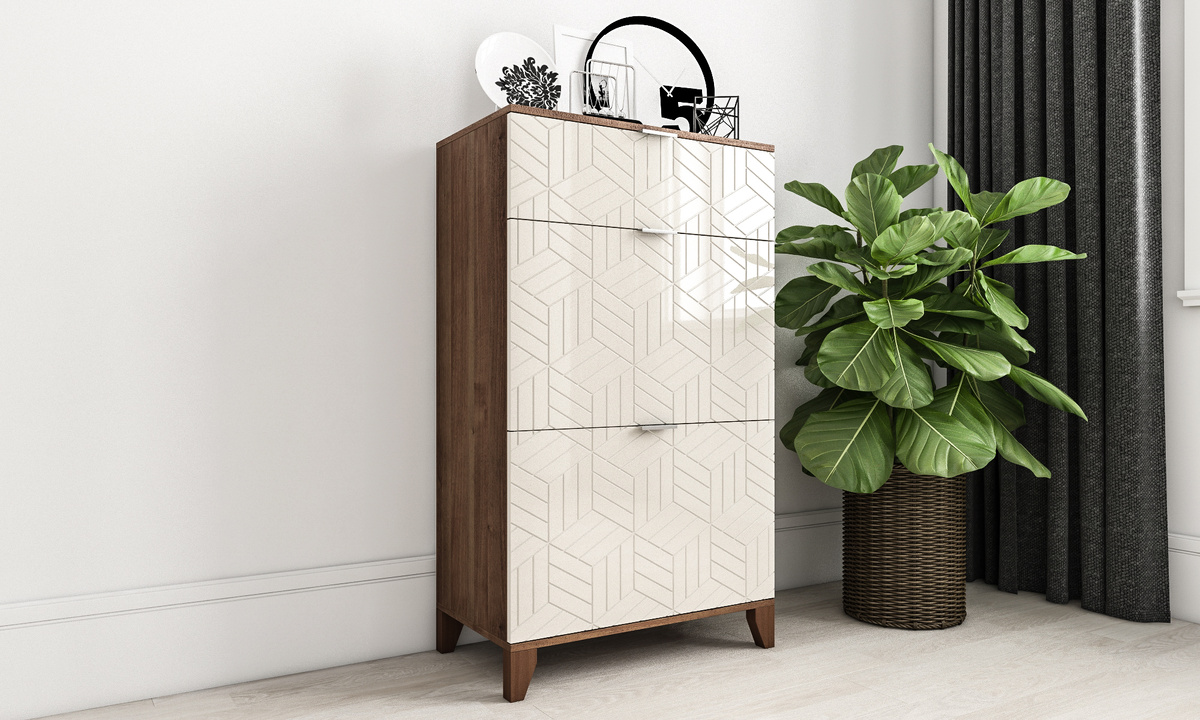 На фото: Высокий комод