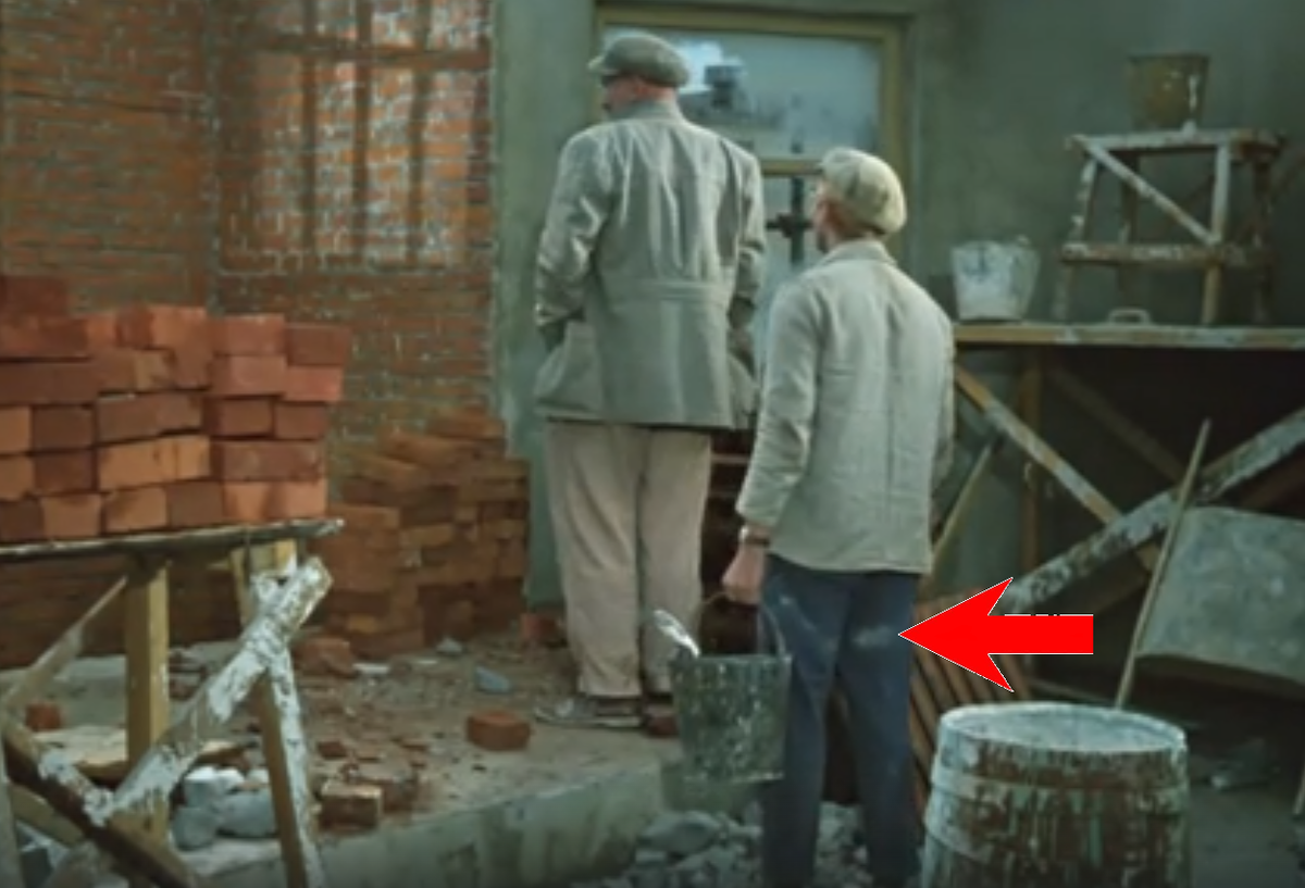 Шурик еще не сел в бочку, а след на штанах от нее уже есть