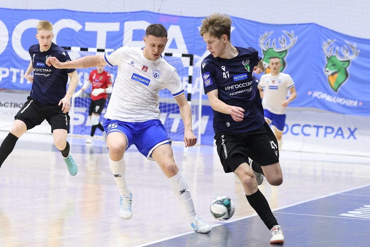    Николай Смирнов (в тёмной форме) отличился и в основное время, и в серии пенальти