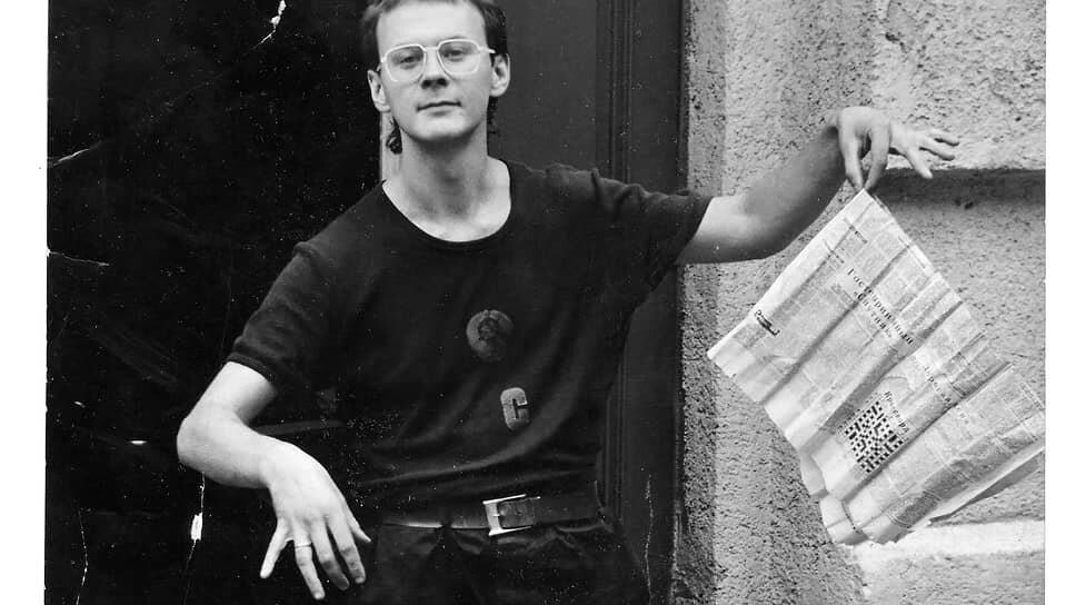 Музыкант Андрей Машнин в 1988 году у дверей общежития на улице Блохина, 15.📷Фото: Н. Алексеев
