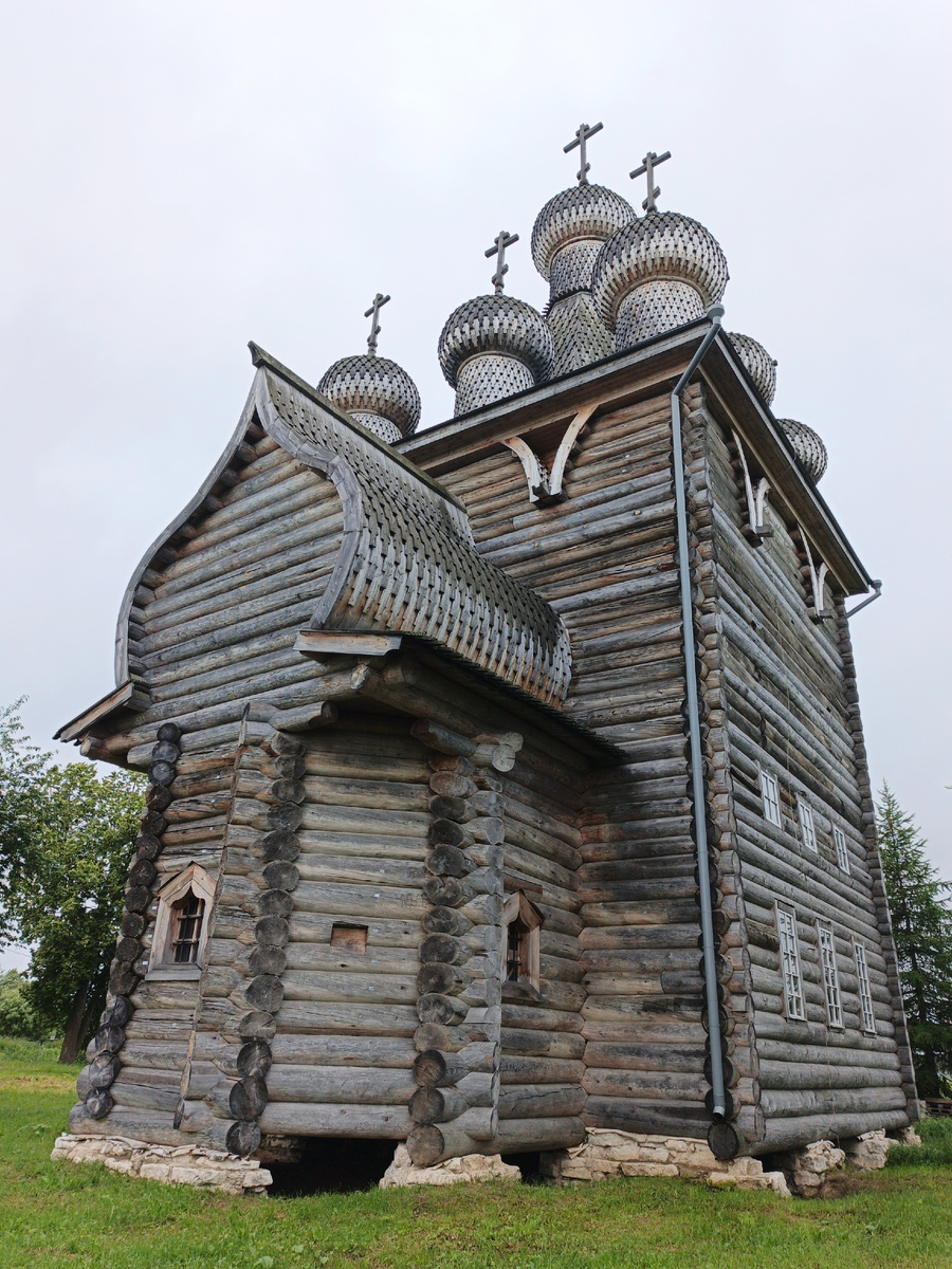 Интересно, что почти весь XIX в. Заостровье простояло две Сретенские церкви - каменная и деревянная. И только в 1902 г. деревянную церковь переименовали в Покровскую.