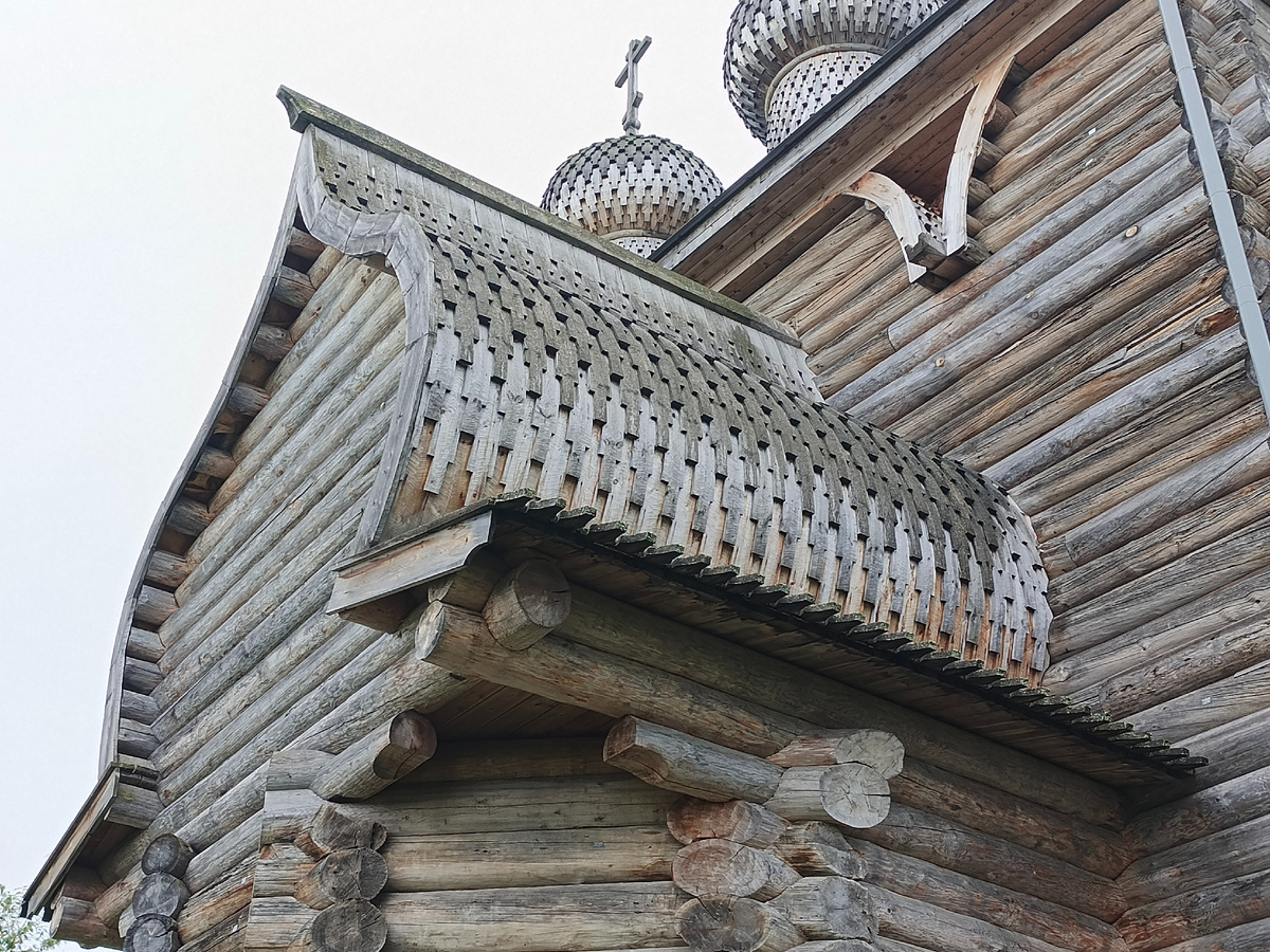 Красиво смотрится лемех на крыше и главках. Везде целый.