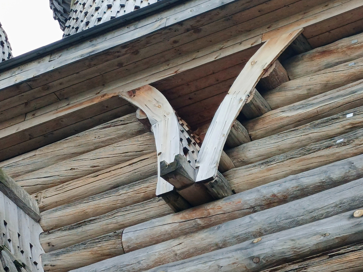 Изначально Храм покрова имел «деревянные закомары» и только при ремонте в XIX в. крышу сделали 4-х скатной. Но декоративные закомары оставили.