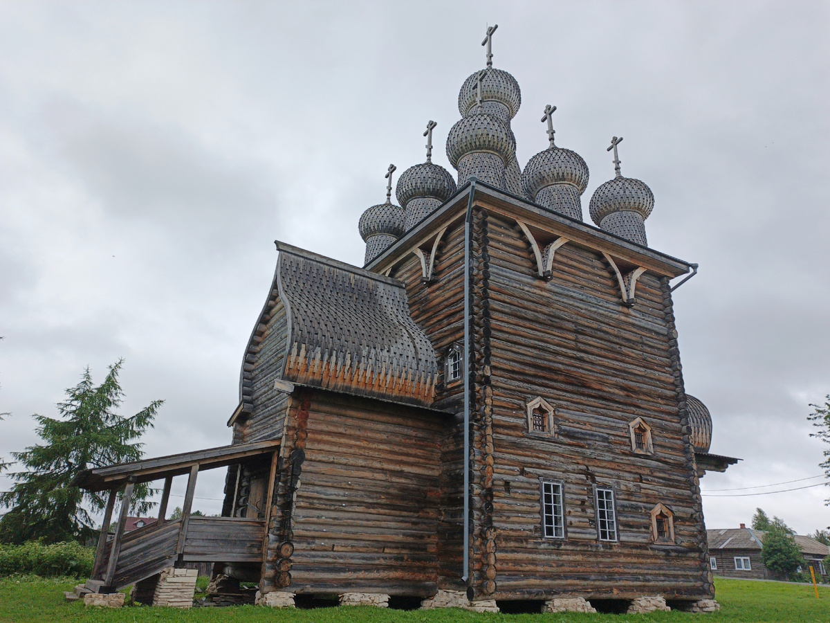 Покровская церковь относится редкому типу деревянных девятиглавых храмов с центральной повышенной главой на шатре.