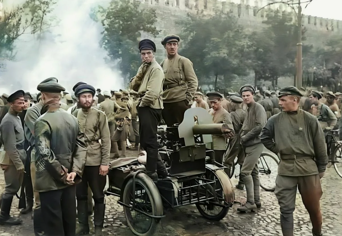 Празднование Дня Всевобуча на Красной площади, 11 июля 1918 года. Источник - https://tr.pinterest.com/pin/11-1918-in-2025--382243087144410932/