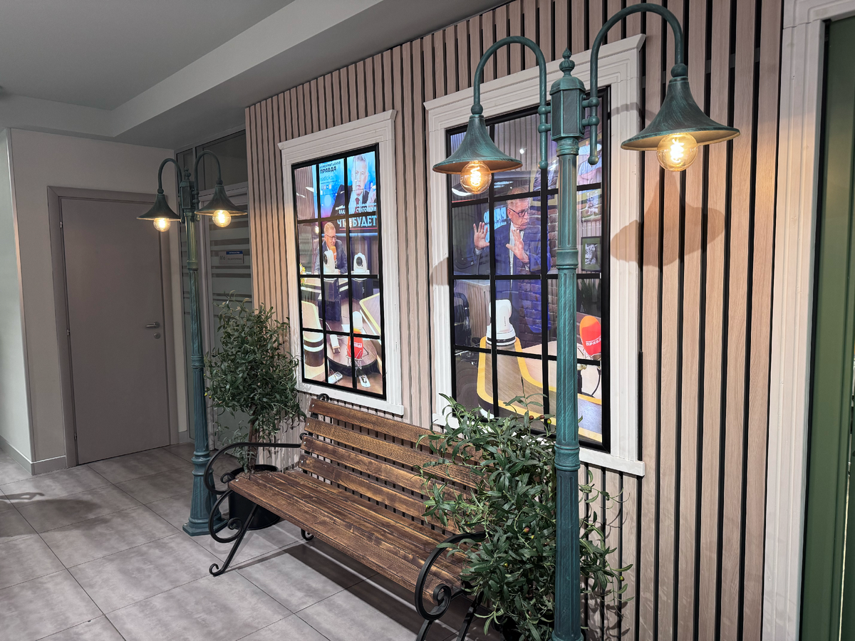 Коридор, оформленный как "улица Сунгоркина В.Н." Владимир Николаевич Сунгоркин (16 июня 1954, Хабаровск — 14 сентября 2022) — советский и российский журналист, репортёр и медиаменеджер, колумнист. Главный редактор газеты «Комсомольская правда» (1997–2022). 