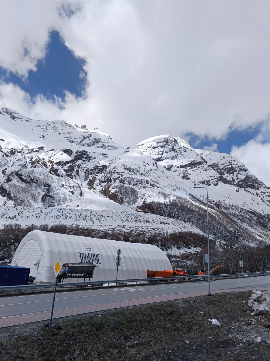 Приэльбрусе, вид с парковки в Баксанском ущелье