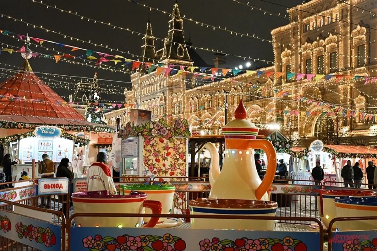    Посреди празднично украшенных ёлочек и витрин с подарками продуктовые лотки находишь не сразу.