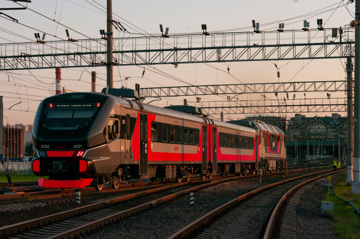 ДП2Д-0001 на испытаниях, станция Дача Долгорукова, сентябрь 2025 года. Вид со стороны головного вагона. Источник фото: ru.wikipedia.org Авторство: Poroshinromulus. Собственная работа, CC BY 4.0, https://commons.wikimedia.org/w/index.php?curid=174544900