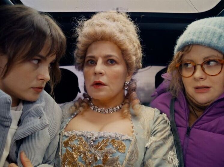     Ирина Пегова в роли Екатерины II на кадре из фильма «Шальная императрица»