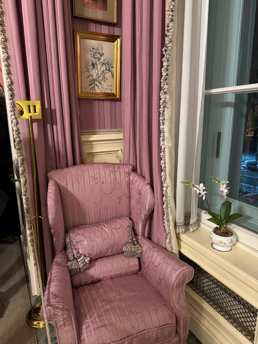 Кресло из интерьеров Александровского дворца