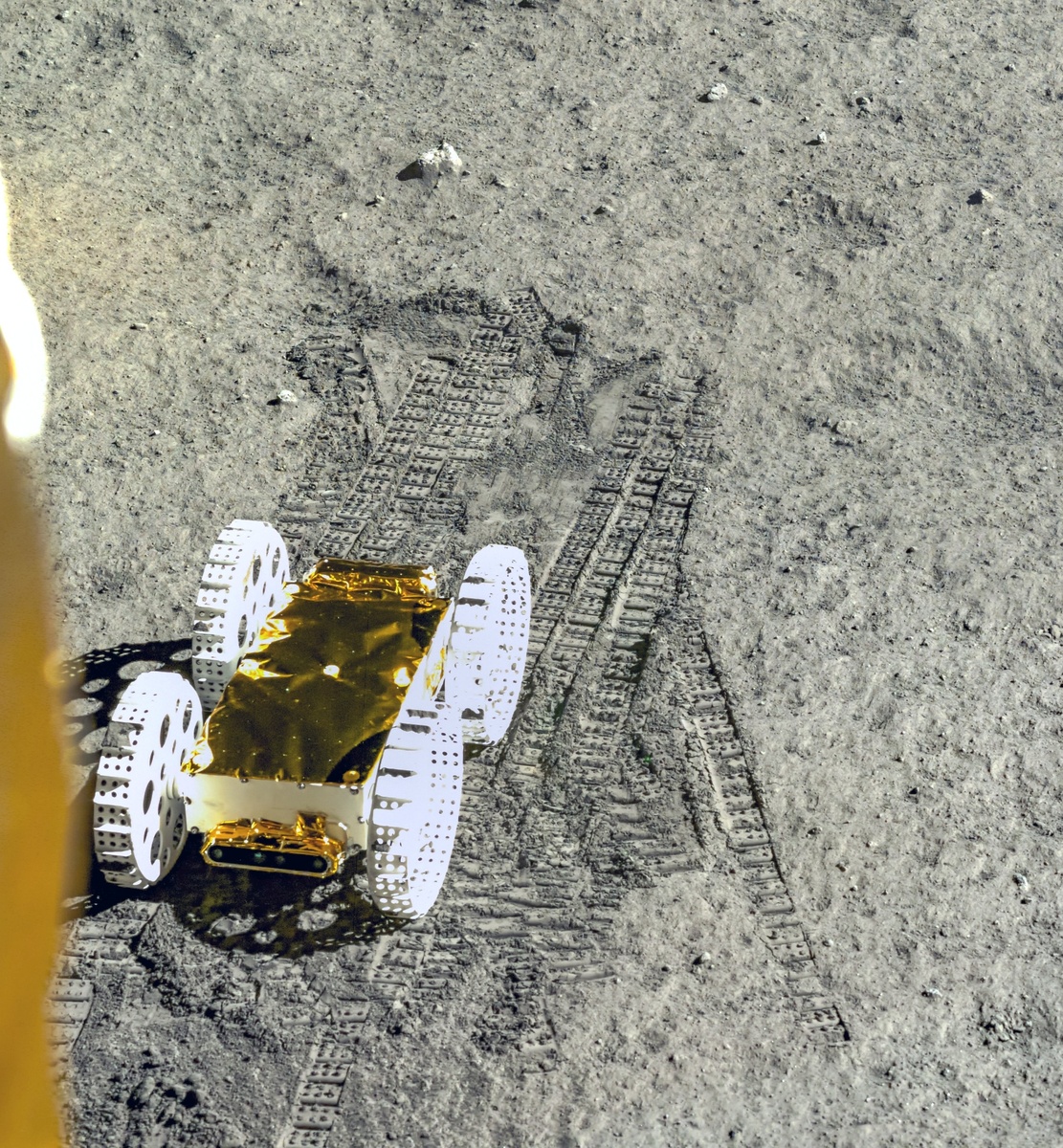 Луноход миссии "Чанъэ-6" на обратной стороне Луны в начале июня 2024 года, изображение из открытых источников