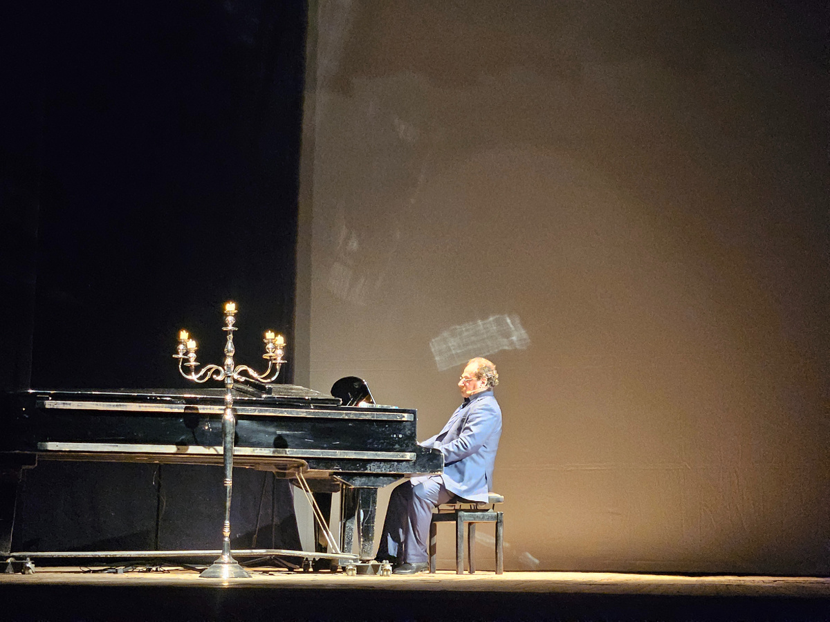 Семен Стругачев за роялем.