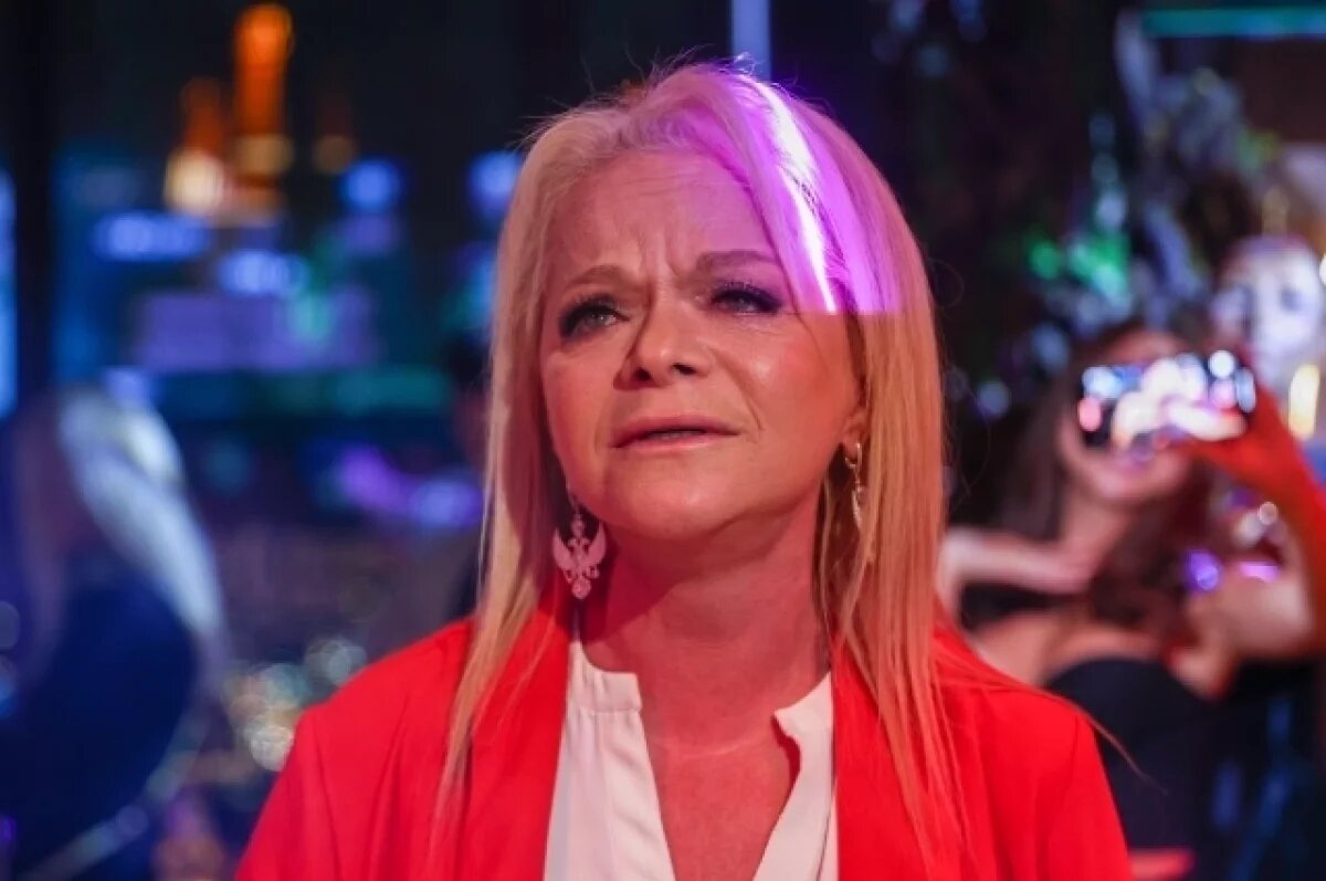    Долина заявила, что мошенники контролировали ее круглосуточно