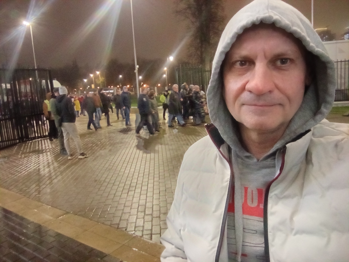 Ладно я работаю... А вам то всем чего дома не сидится?