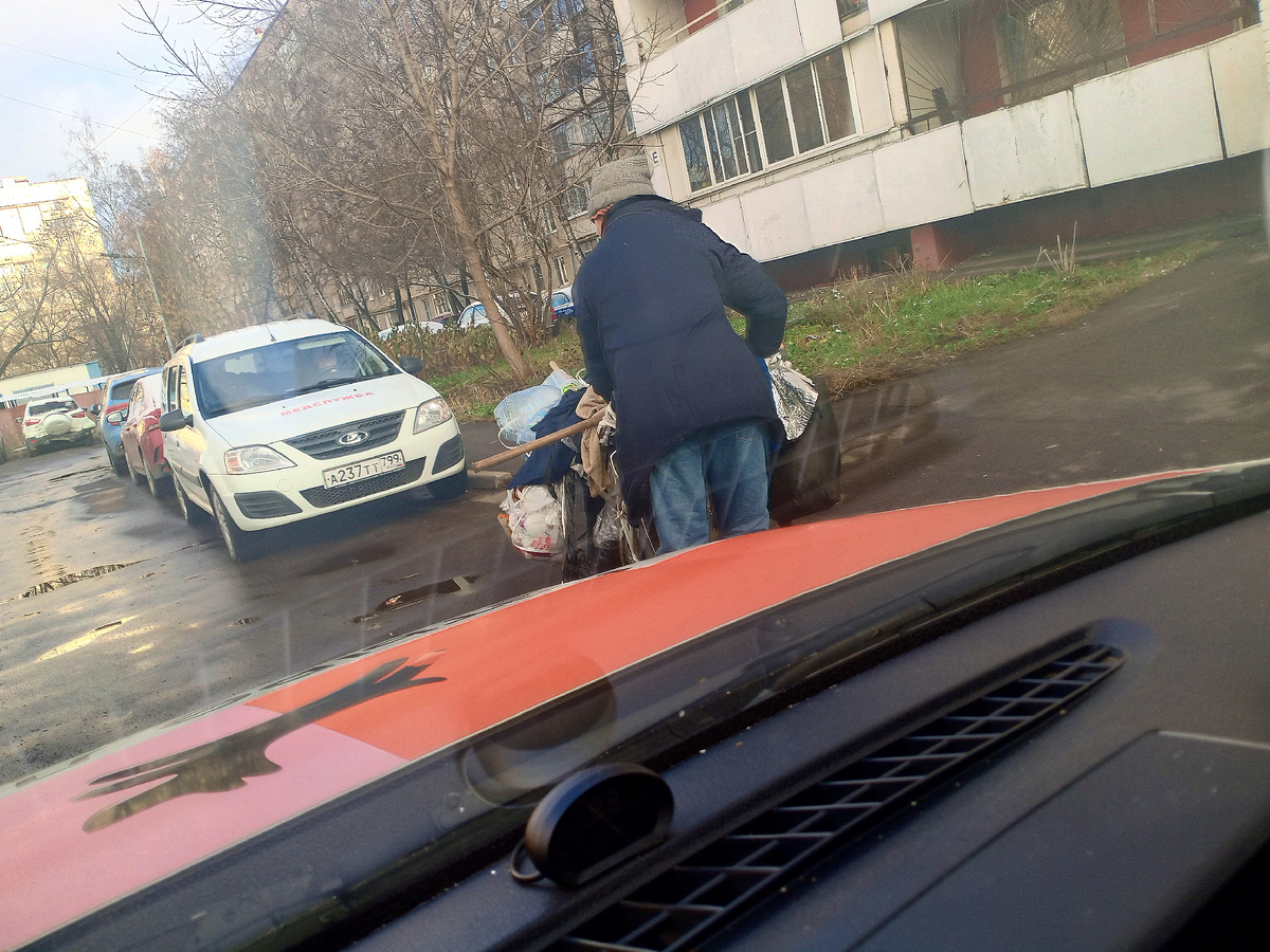 Всё своё ношу с собой... Встречайте, в каждом дворе москвы!