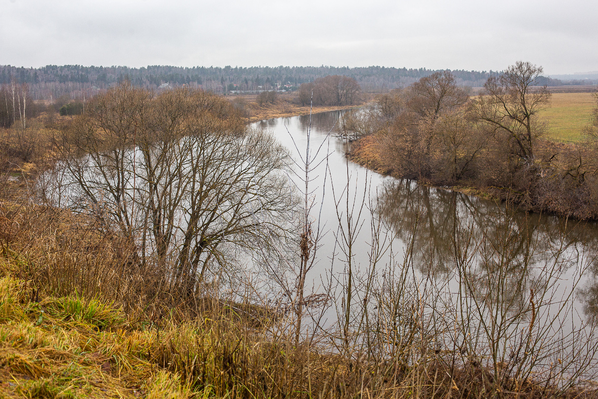 Вид на Москва-реку со смотровой площадки у Спасской церкви села Иславское. Одинцовский городской округ, Московская область. Фото автора статьи 
