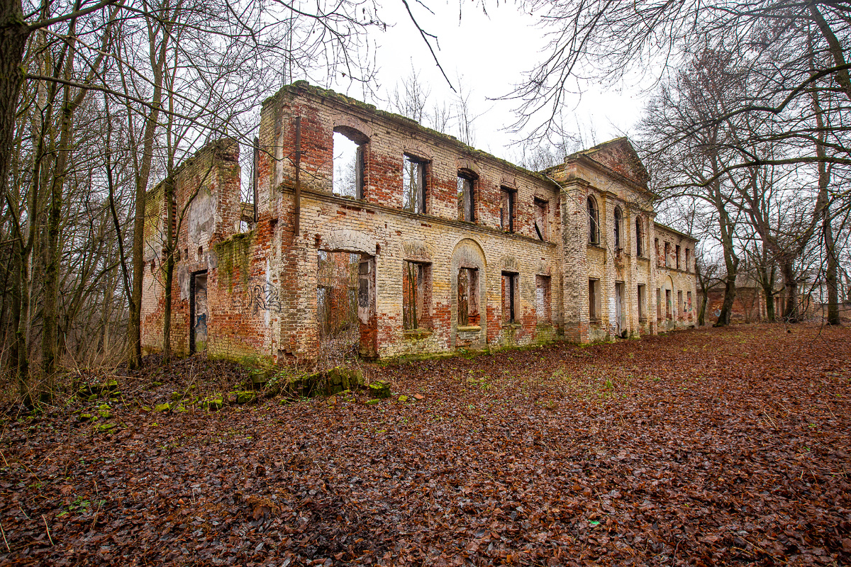 Руины главного дома усадьбы Иславское. Одинцовский городской округ, Московская область. Фото автора статьи 