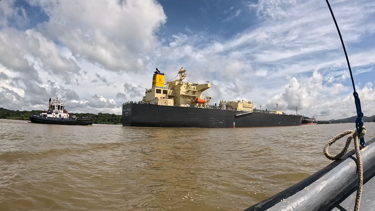 Рядом с вами по водохранилищу ползут огромные морские суда