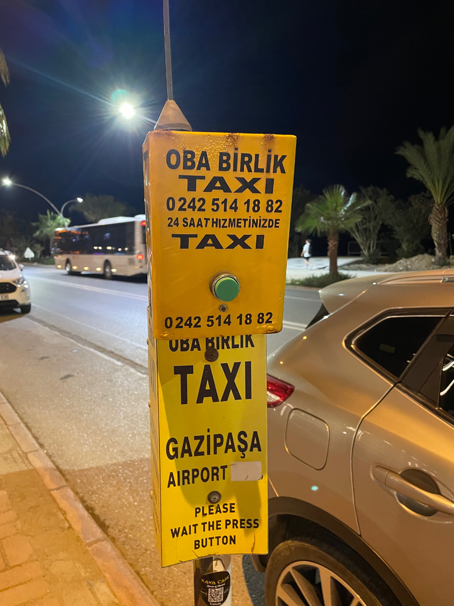 Стойка вызова такси на улице. Турция, Алания, Оба.