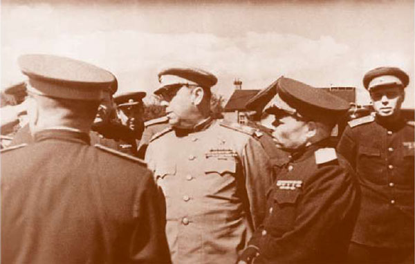 Главнокомандующий советскими войсками на Дальнем Востоке маршал А. М. Василевский, его заместитель генерал армии И. И. Масленников с группой генералов и офицеров, 1945 г.