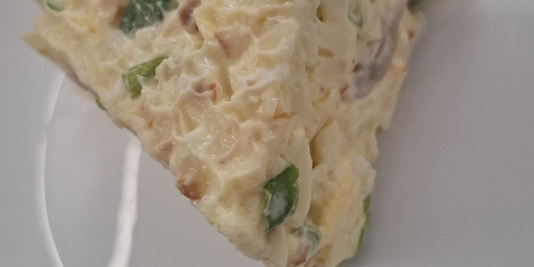 Салат кальмарный с копченым сыром.