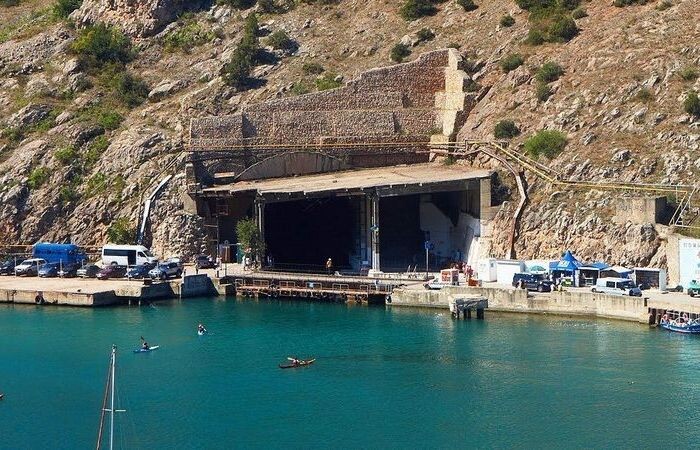 Построен недалеко от Балаклавы.