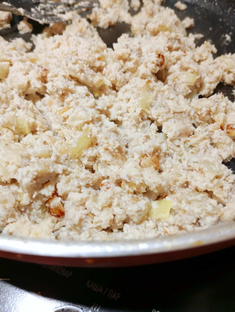 Фарш из  варёного филе с грибами и жареным луком