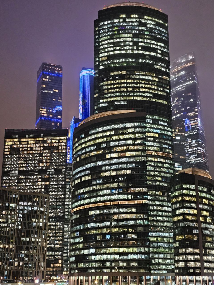 Когда вот это вот всё за окном у тебя проплывает - кажешься себе рыбкой в аквариуме. Среди других рыбок.