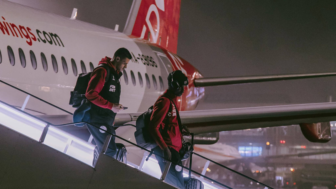    Игроки «Акрона» прилетели в Санкт-Петербург.ФК «Акрон»