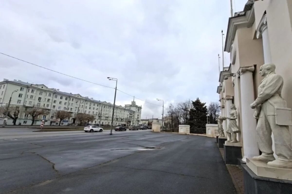    Скульптуры летчика, учителя, колхозницы и геолога при входе в парк «Крылья Советов».