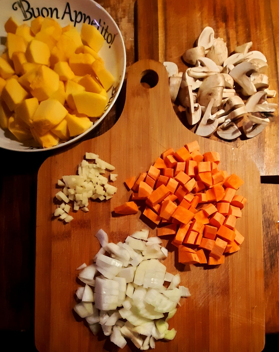 Фото автора. Овощи режутся произвольно - всё равно их потом превращать в пюре.