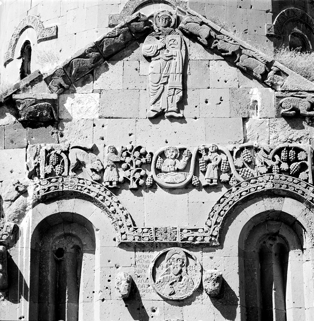 Изображение виноградной лозы и вина на церкви в Армении