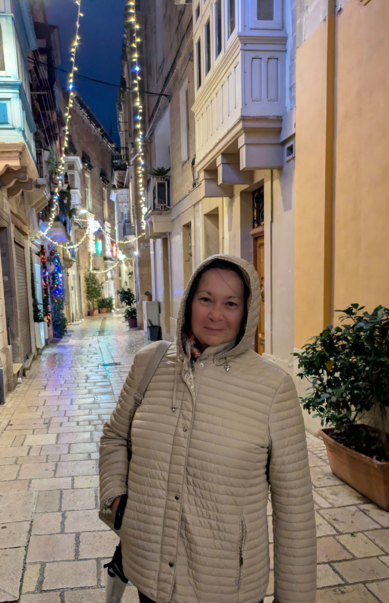 Готова заглядывать в чужие окна 