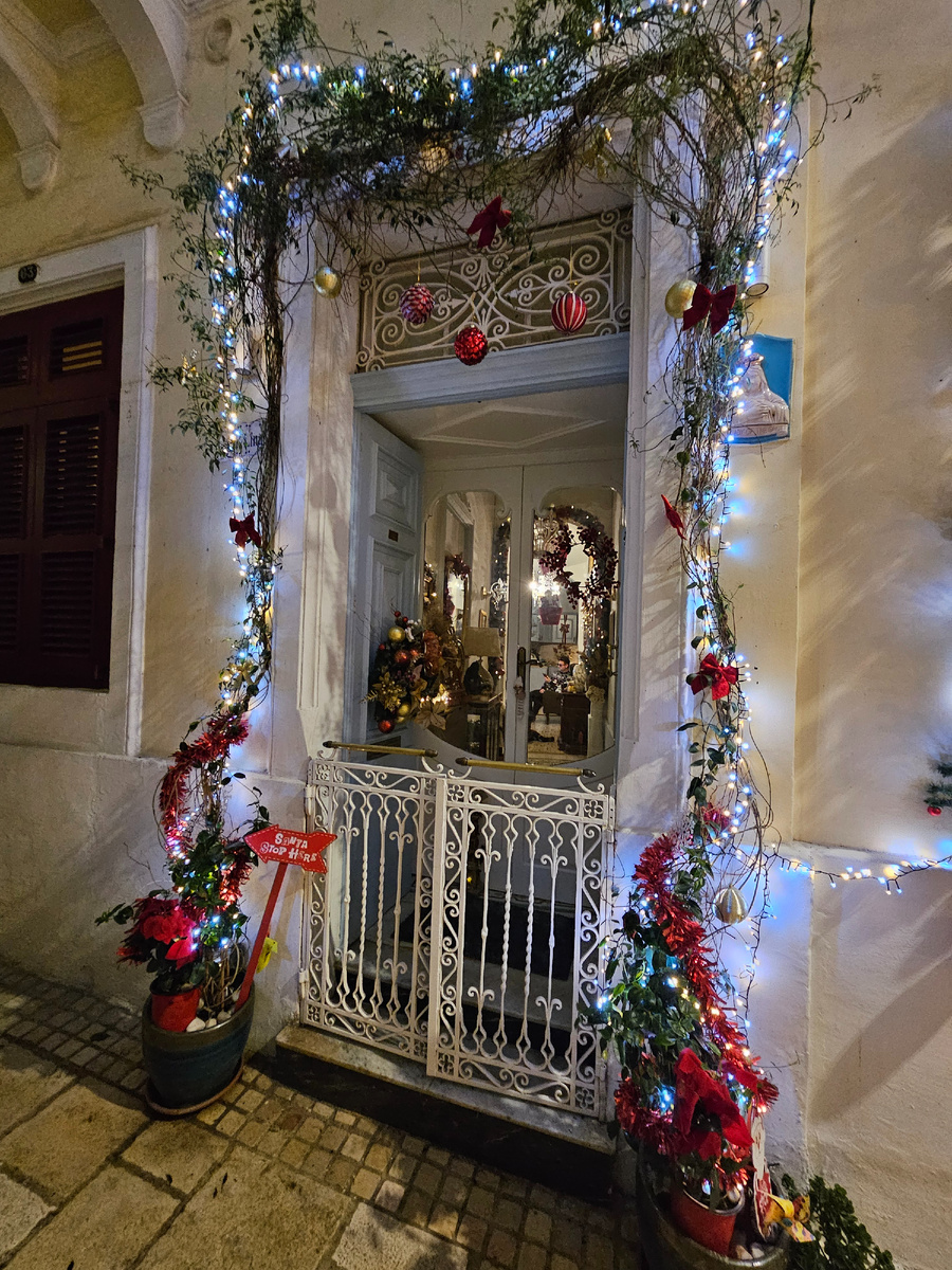 Просто дом, в котором в предрождественские вечера не занавешивают ни окна, ни двери (обычно на ночь их закрывают ставнями)