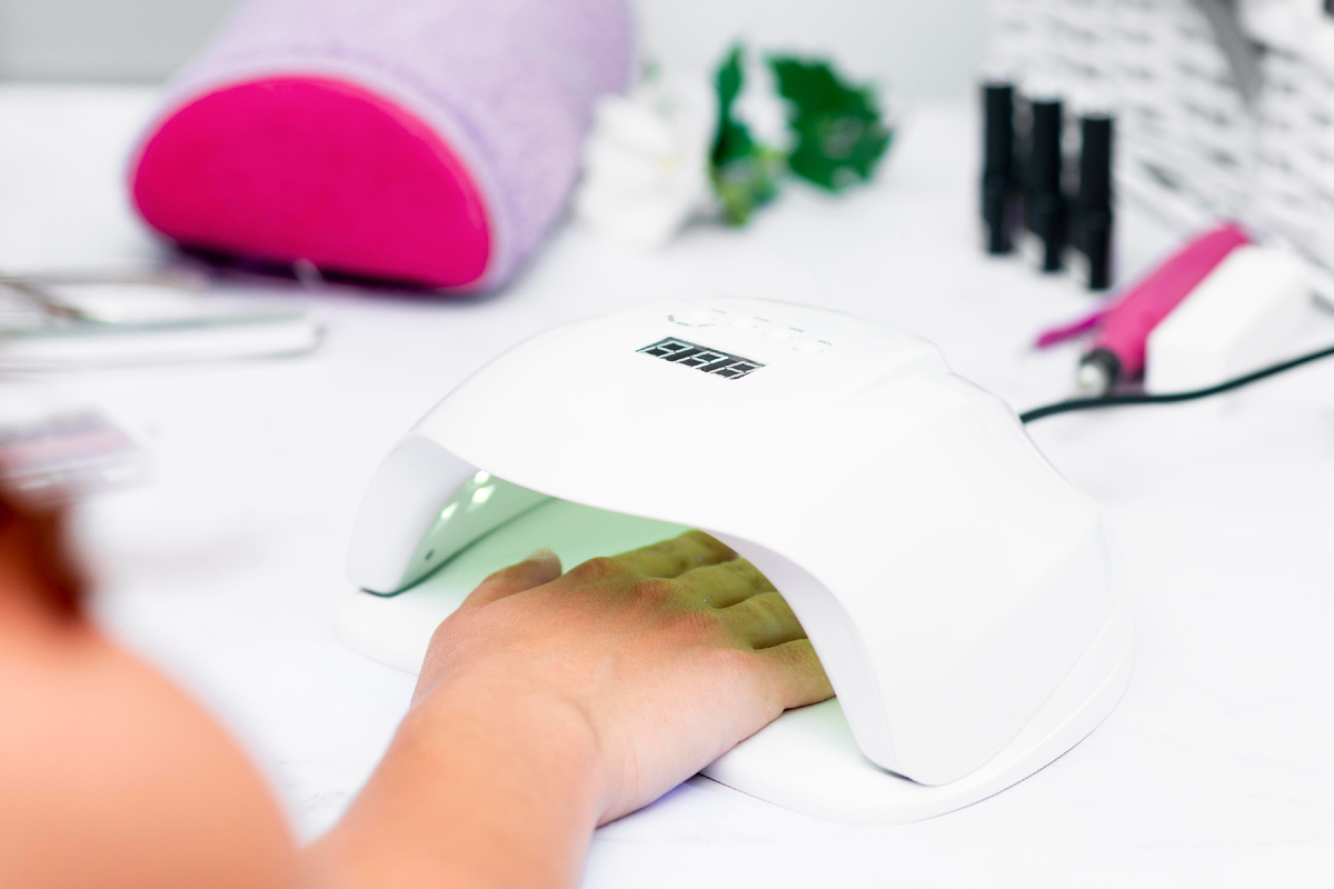 <a href="https://ru.freepik.com/free-photo/woman-waiting-with-her-nails-lamp_10368180.htm#fromView=search&page=1&position=0&uuid=f5f97c15-1140-4346-ae0f-a601ddbabd59&query=%D0%BB%D0%B0%D0%BC%D0%BF%D0%B0+%D0%B4%D0%BB%D1%8F+%D0%BD%D0%BE%D0%B3%D1%82%D0%B5%D0%B9">Изображение от freepik</a>