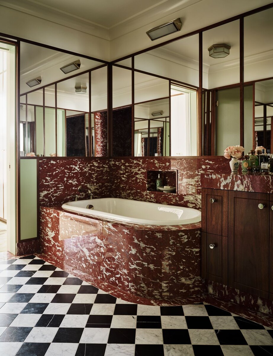 1/10Грегори Роквелл
В таунхаусе супермодели Паломы Эльсессер в Бруклине есть ванная комната от Rockwell, которая может похвастаться превосходным качеством. Здесь мрамор, зеркало и ореховые панели гармонично сочетаются друг с другом.Популярное видеоДизайнер интерьера отвечает на вопросы о дизайне гостиной из Instagram