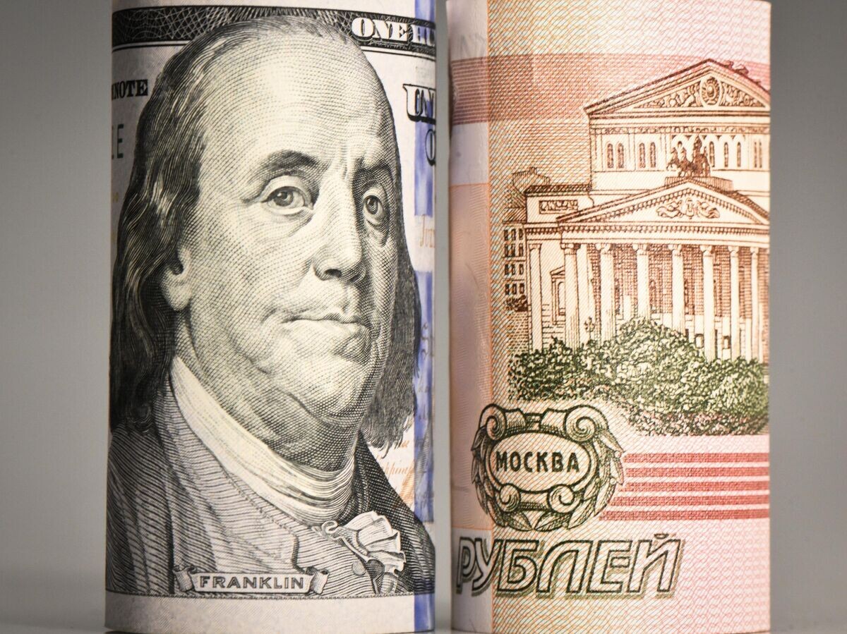    Денежные купюры Банка России и долларов США | © РИА Новости / Владимир Астапкович