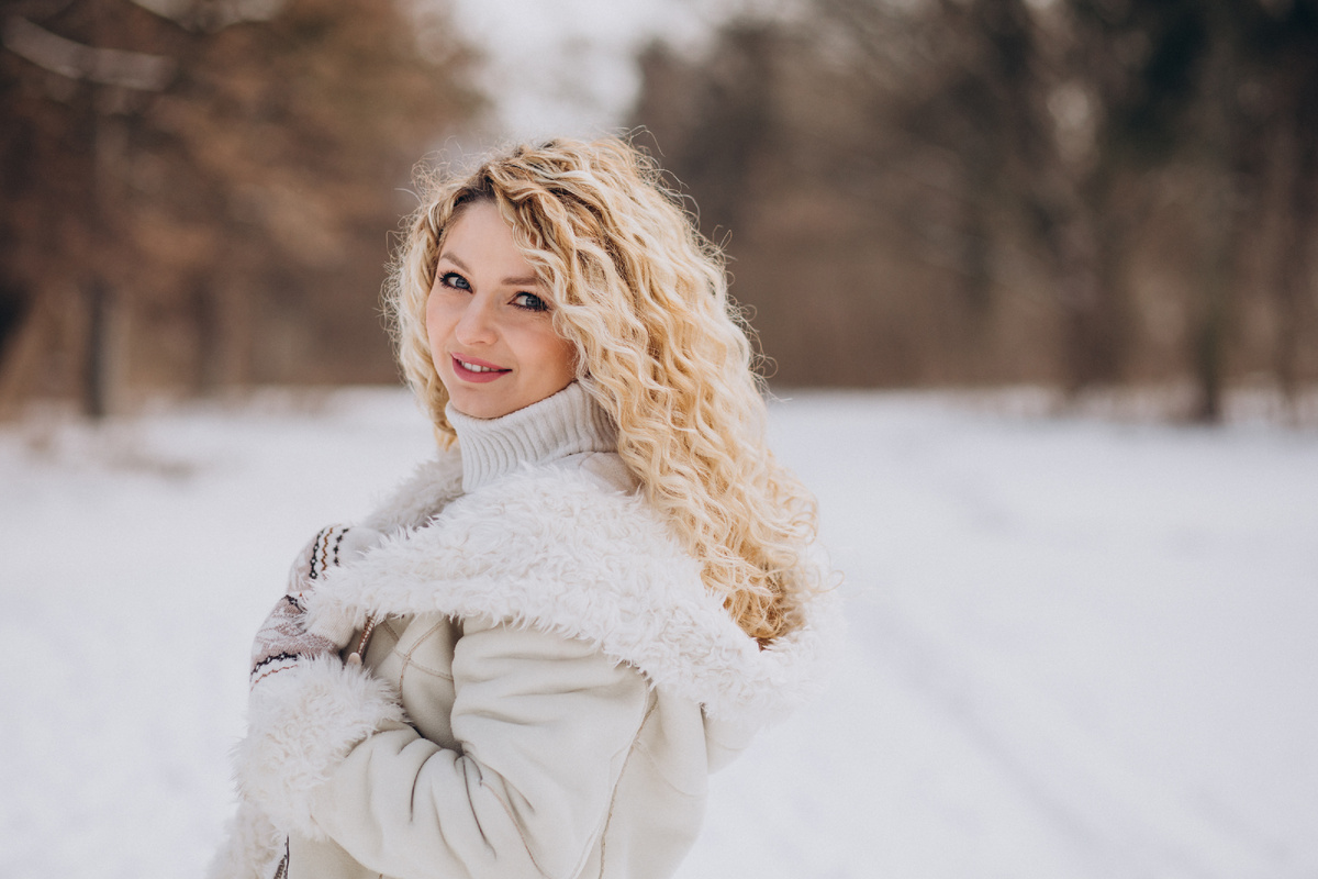 <a href="https://ru.freepik.com/free-photo/young-woman-with-curly-hair-walking-winter-park_12804108.htm#fromView=search&page=1&position=7&uuid=30b7b6e6-e61f-4904-b912-65d713023942&query=%D0%B4%D0%B5%D0%B2%D1%83%D1%88%D0%BA%D0%B0+%D0%B7%D0%B8%D0%BC%D0%BE%D0%B9">Изображение от senivpetro на Freepik</a>