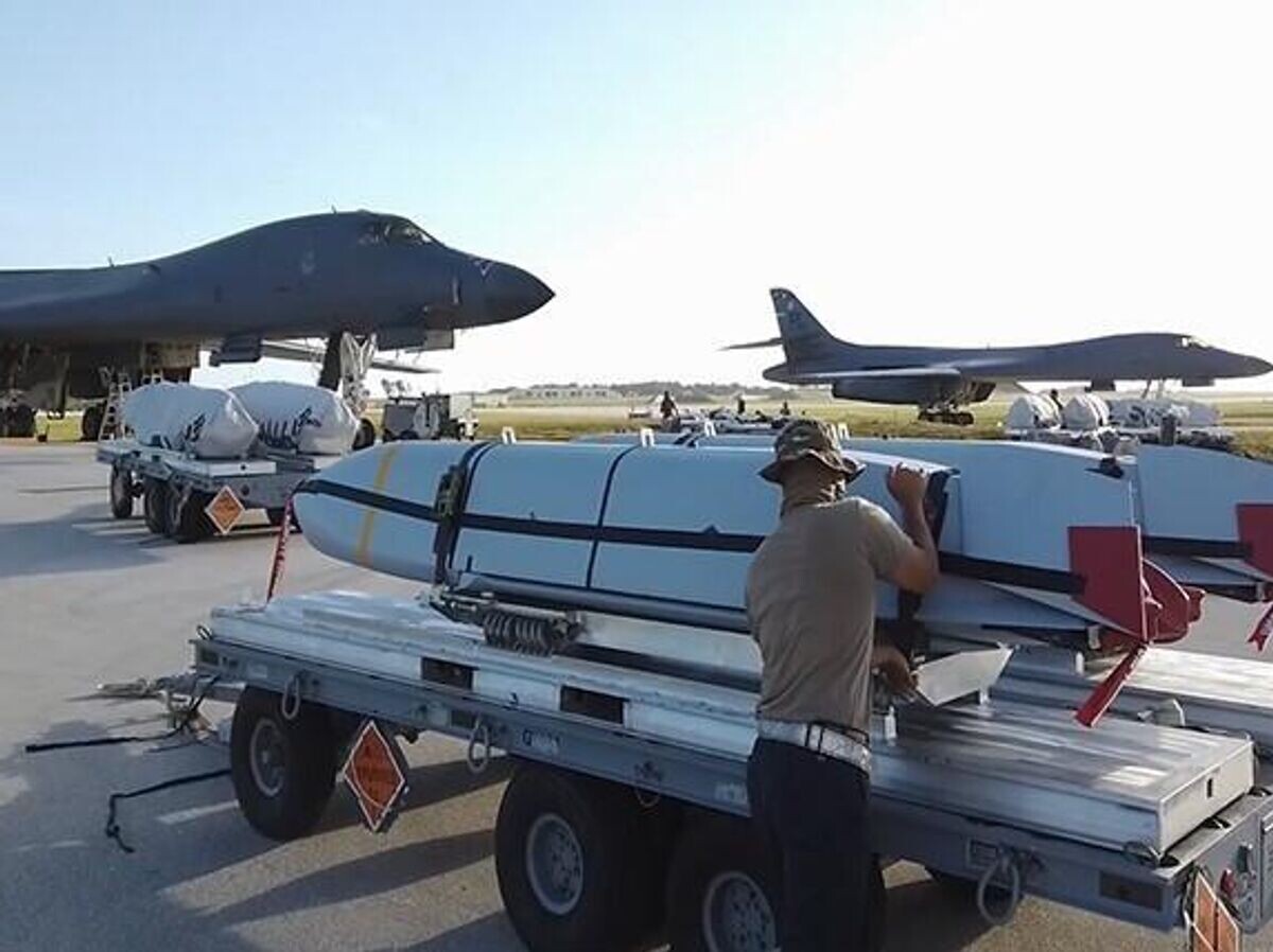    Загрузка ракет JASSM на борт стратегического бомбардировщика B-1B Lancer ВВС США | © Фото : U.S. Air ForceTech. Sgt. David Scott-Gaughan /