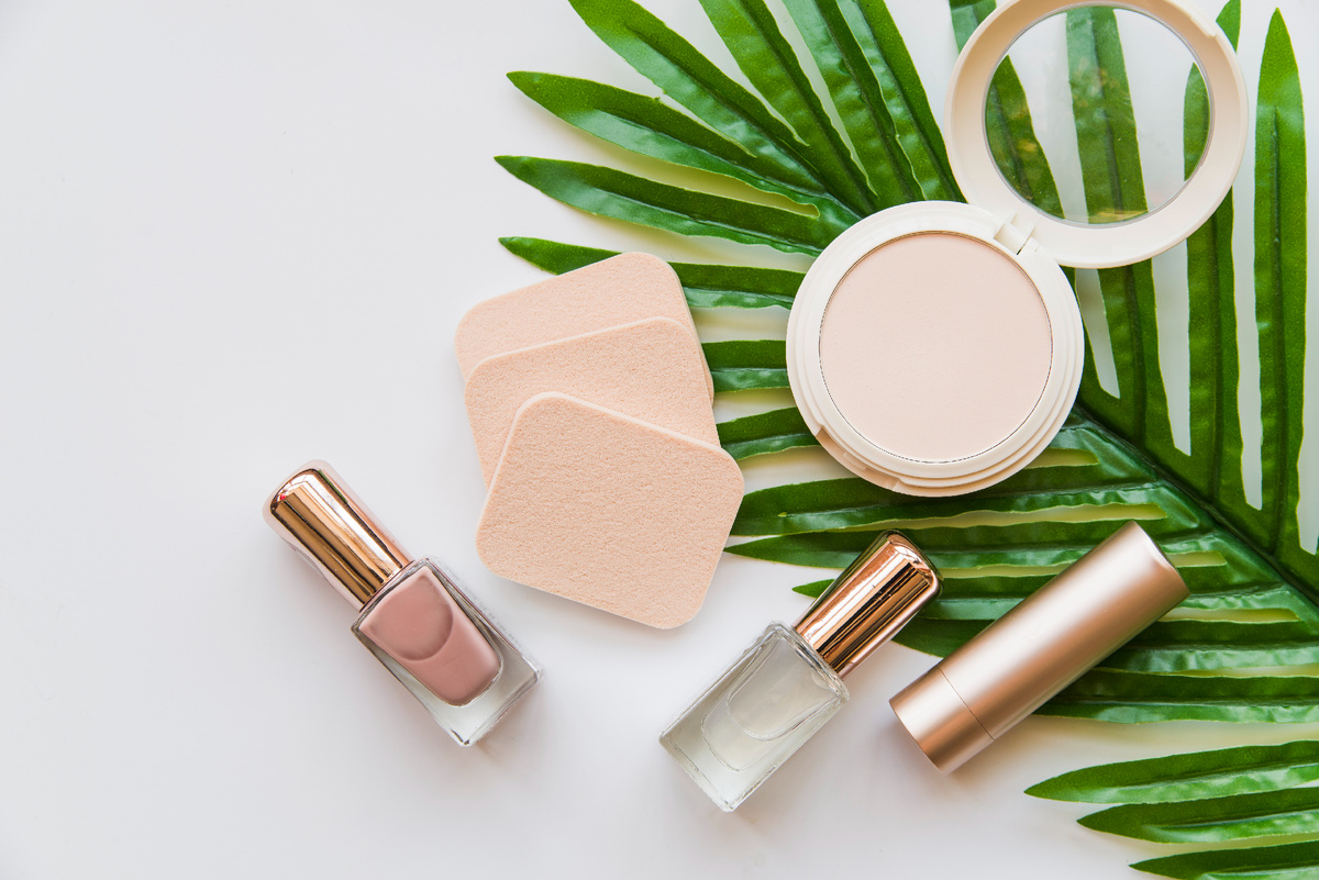 <a href="https://ru.freepik.com/free-photo/nail-polish-bottle-lipstick-sponge-compact-green-leaf-against-white-background_3688760.htm#fromView=search&page=1&position=1&uuid=ecee9935-1028-4d2c-a7e6-87c68b7cede4&query=%D0%BA%D0%BE%D1%81%D0%BC%D0%B5%D1%82%D0%B8%D0%BA%D0%B0">Изображение от freepik</a>