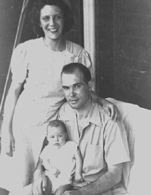 молодые супруги с первенцем