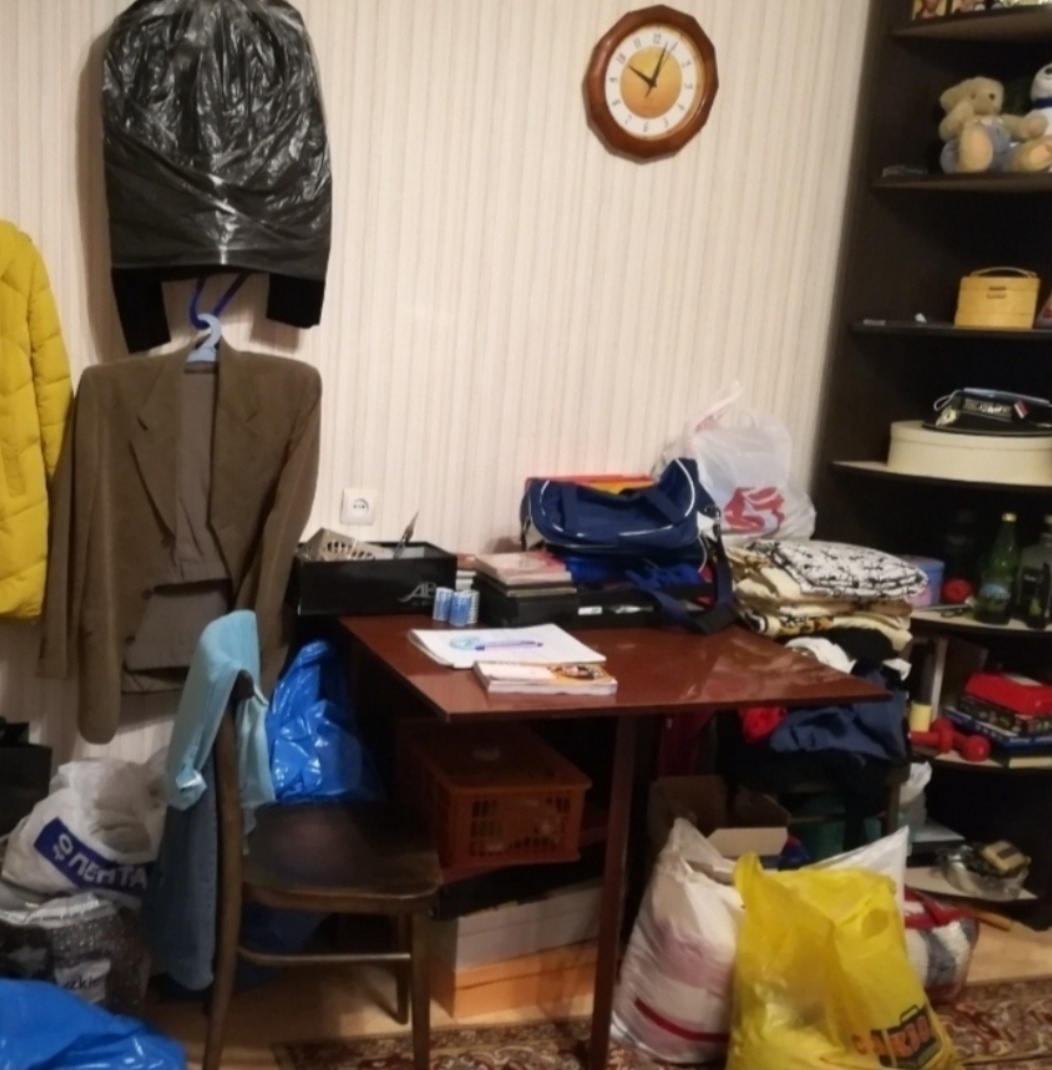 Это хоть и выглядит, как самый настоящий бардак, таковым вообще не является. Это рабочий процесс расхламления. Возможно то, что нам со стороны кажется беспорядком у ребёнка, тоже часть какого-то интересного процесса.... 