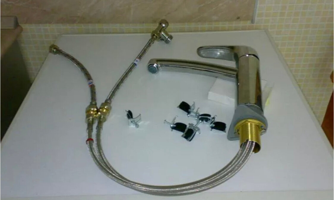 Смеситель с подводкой снизу.