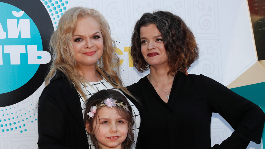 Лариса Долина с дочерью Ангелиной и внучкой Александрой. Фото: 5-tv.ru