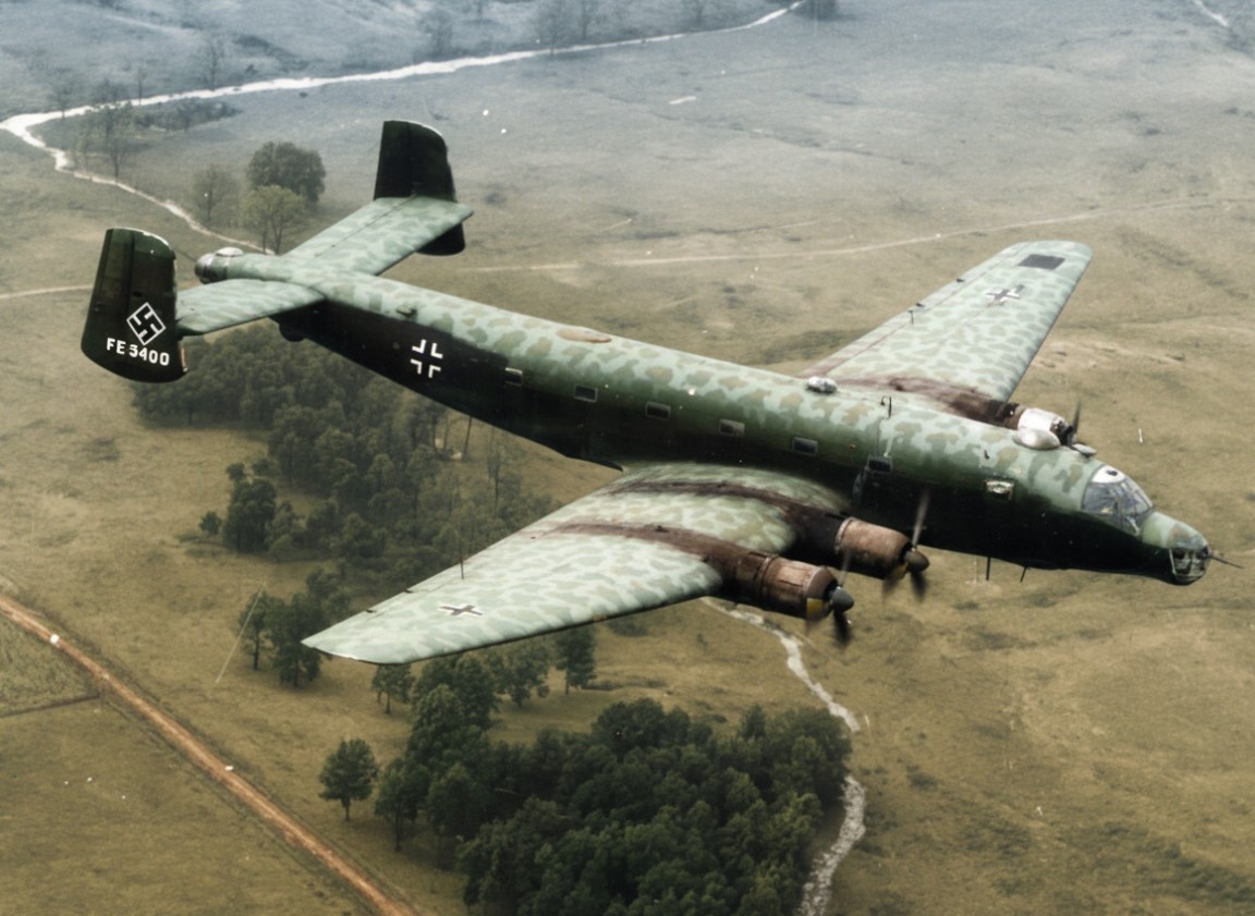 Junkers Ju 290 A-5 — дальний разведчик-бомбардировщик и транспортный самолёт. Максимальная дальность полёта составляла 3820 миль