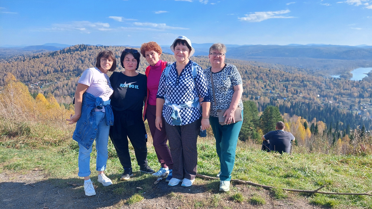 С коллегами ходили на гору .