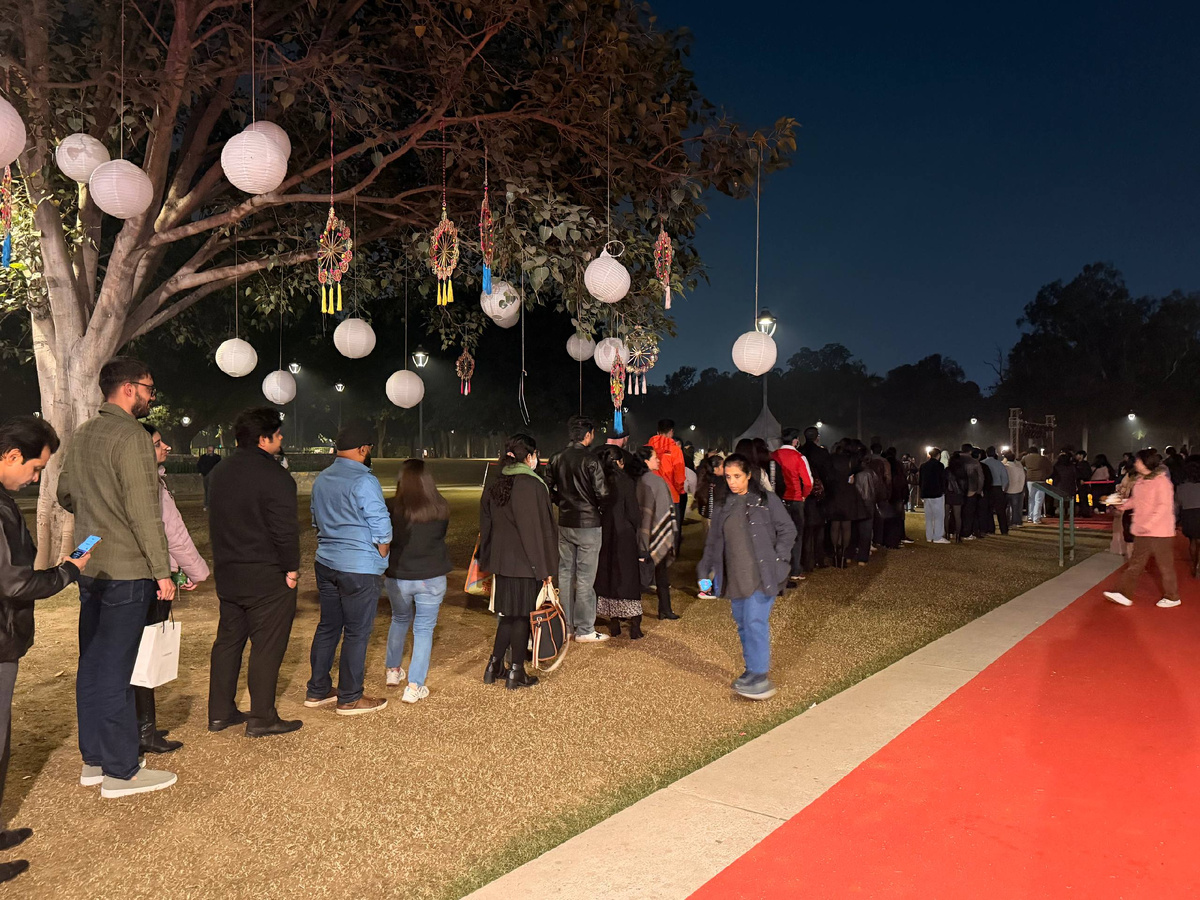 Очередь на концерт. Билеты можно купить только по безналу