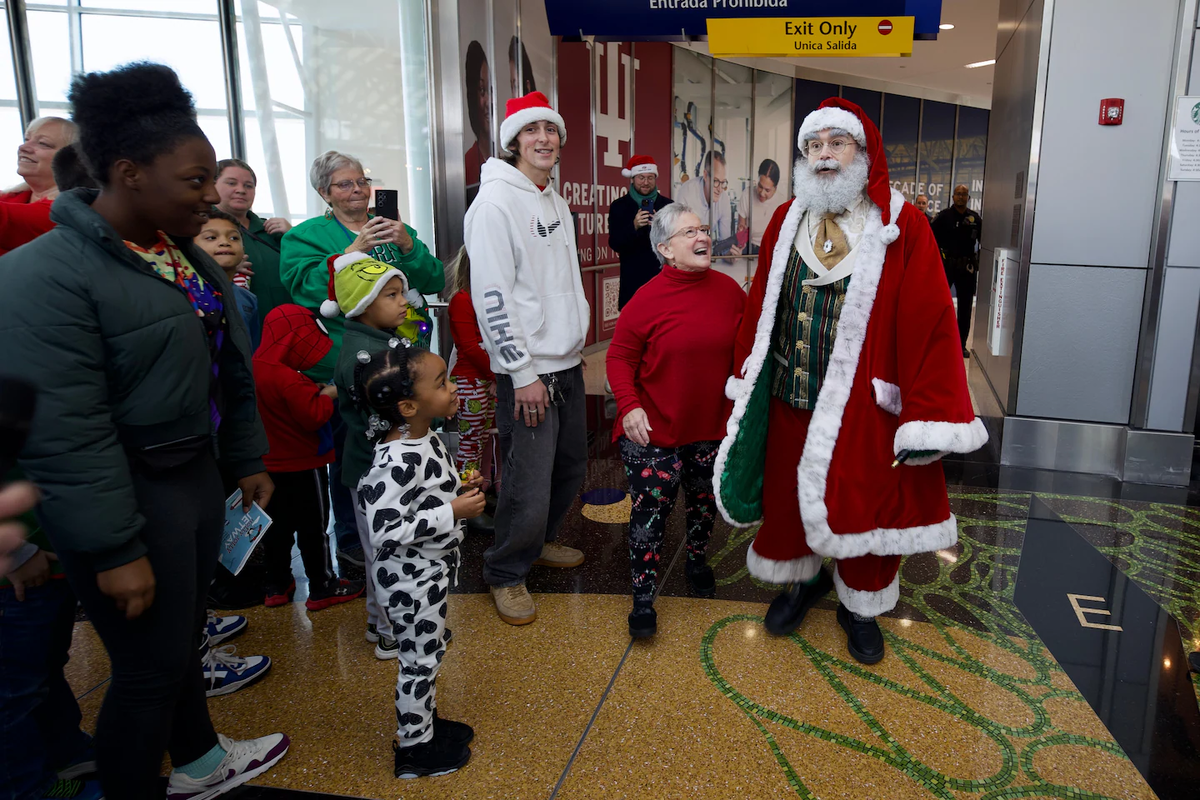Пробный заезд Санты на ежегодном мероприятии Holly Jolly Jetway в аэропорту Индианаполиса. Фото: Tommy Combs/Indianapolis Airport Authority
