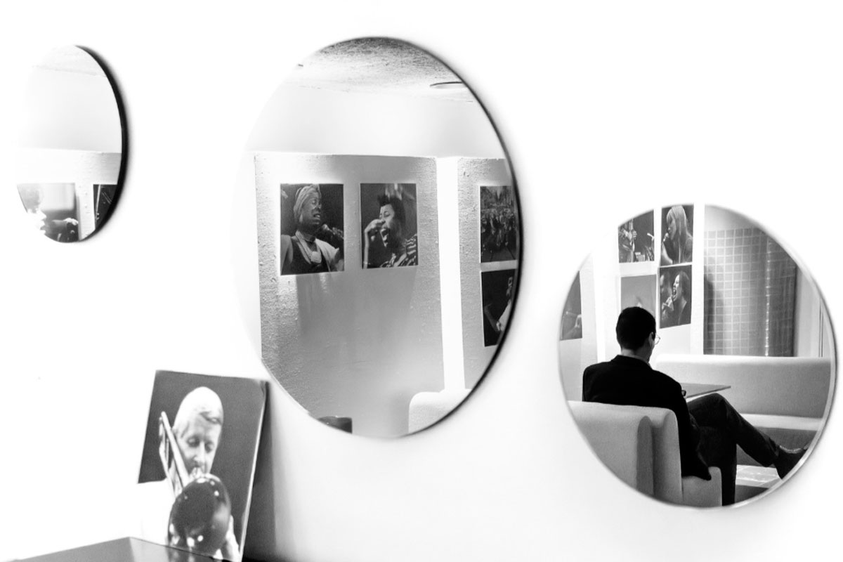 Он застрял в настоящем без глубины и перспективы. Внутри — хаос чувств и реакций